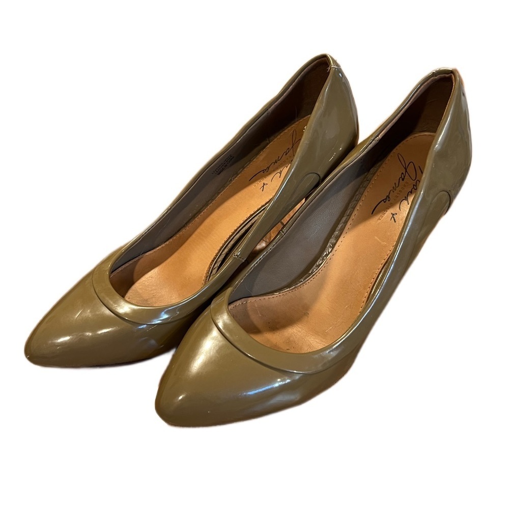 MARK & James - Badgely Mischka • beige patent leather pumps